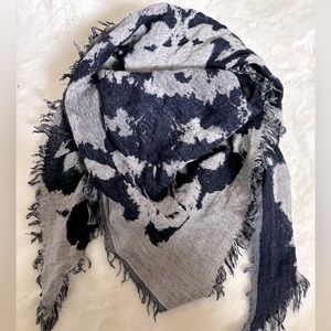 Aritzia Wilfred triangle 100% wool scarf